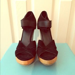 Black wedges
