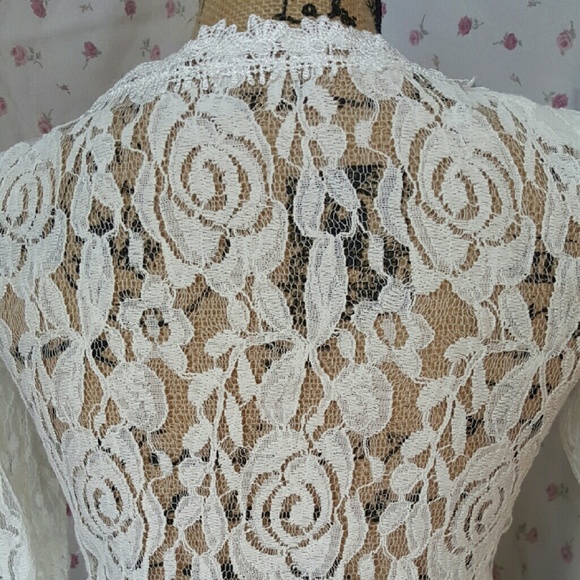 Beautiful lace coverlet. My size - Picture 2 of 4