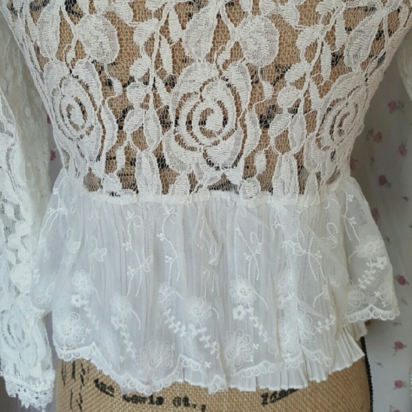 Beautiful lace coverlet. My size - Picture 3 of 4