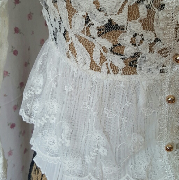 Beautiful lace coverlet. My size - Picture 4 of 4