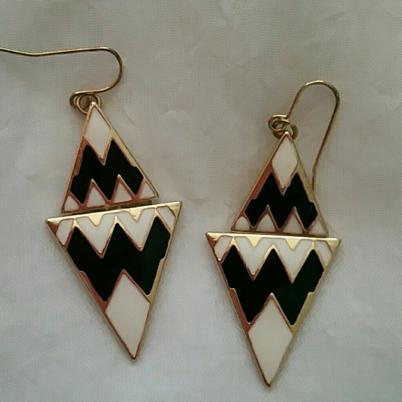 Neutral earrings - Picture 3 of 3