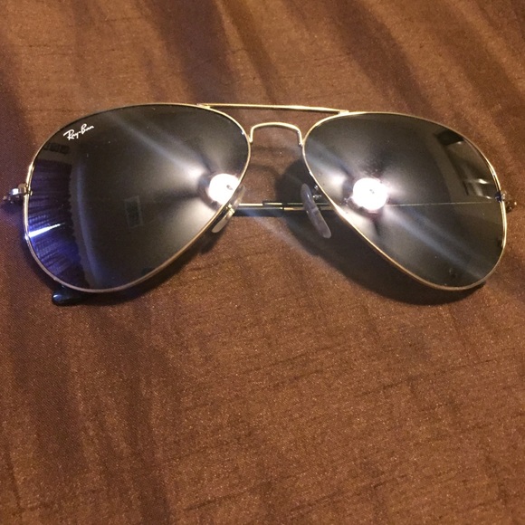 Ray Ban aviators.