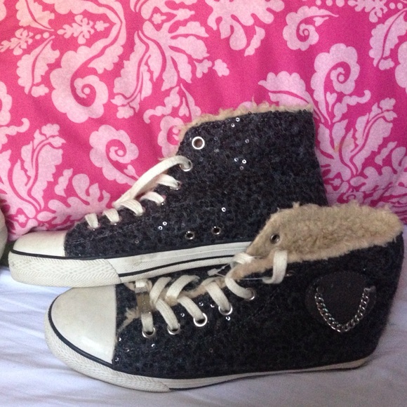 Juicy couture sneaker fur size 9 women?