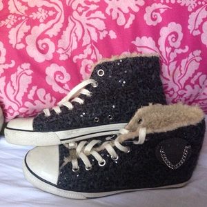 Juicy couture sneaker fur size 9 women?