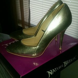 Gold pumps. 9/10