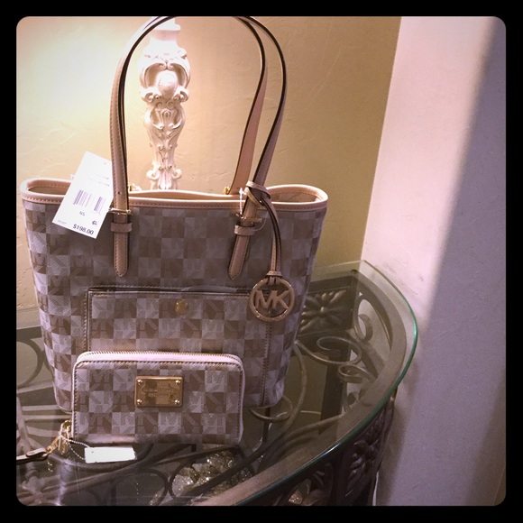 NWT MICHAEL KORS MED ROSE GOLD TOTE & WRISTLET - Picture 1 of 4