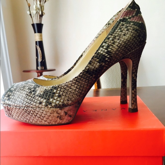 👠Gently used Ivanka Trump leather peep toe pump👠