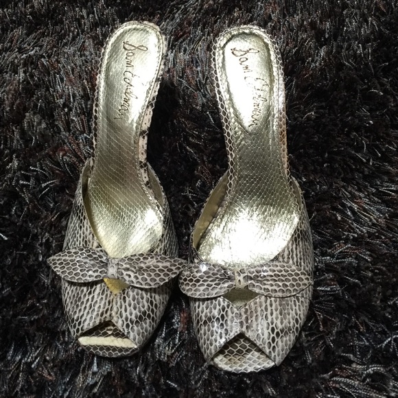 Low snakeskin patterned heels