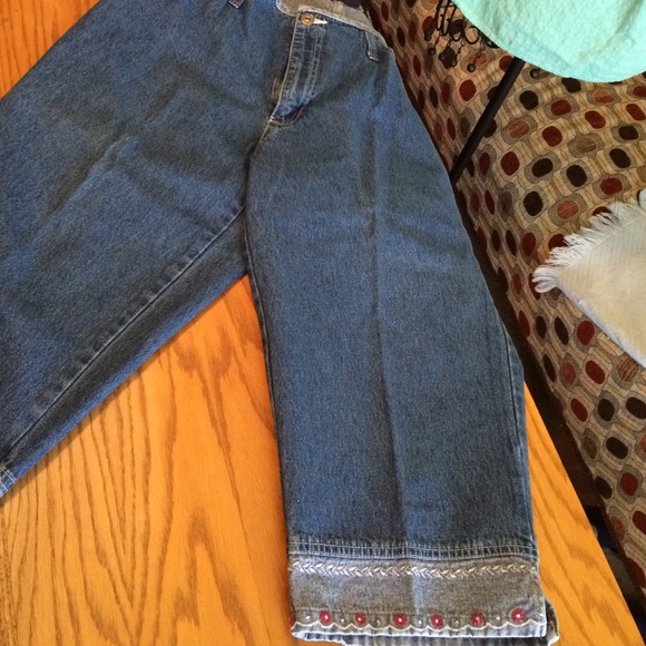 Cute jean Capri's with red flowers at calf