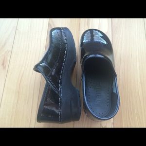 Little girls size 29 Sanita clogs