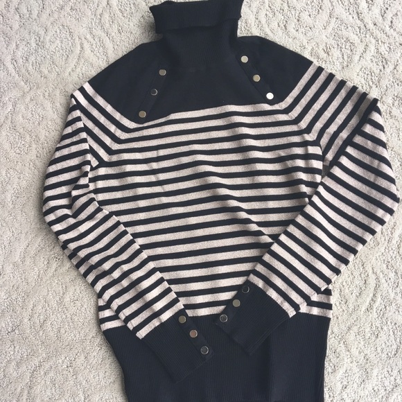 Beautiful White House Bkack Market turtleneck