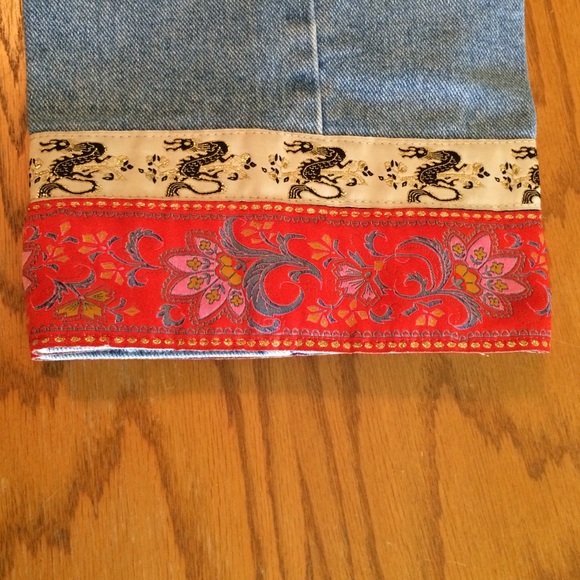 Blue jean Capri's with great accent at ankle/calf