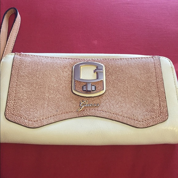 Guess wristlet 100% authentic 💁🏻