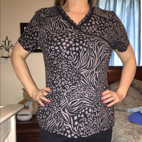 Lot of 3 scrub tops-Large - Picture 3 of 3