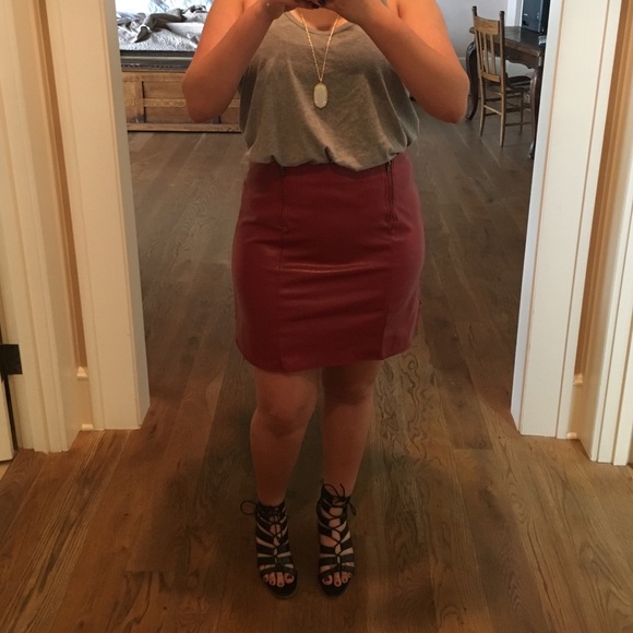SALE🔴🔵Burgundy leather form fitting skirt