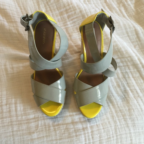 FINAL MARKDOWN Grey patent leather wedges