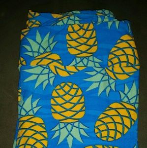 EUC Lularoe TC blue pineapple leggings