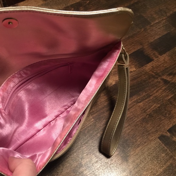 Gifted:::::::Gold Bow clutch 🎀 - Picture 3 of 3