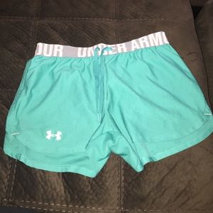 Under armour shorts loose fit size small! 💚