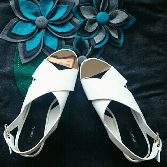 WHITE CRISS-CROSS STRAP SANDALS