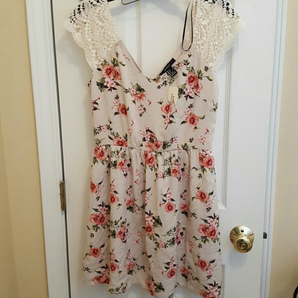 NWT Forever 21 floral & lace dres