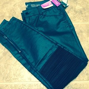 Mid-rise Fitted Jeggins (FAUX LEATHER). 💕