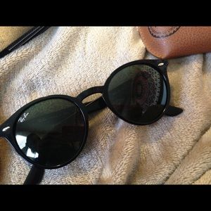 Black round Ray-bans!