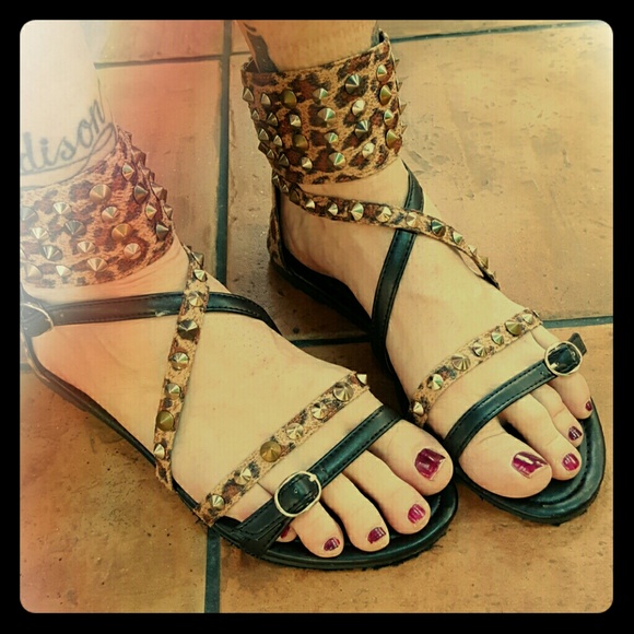 Shoe dazzle flat sandals size 8
