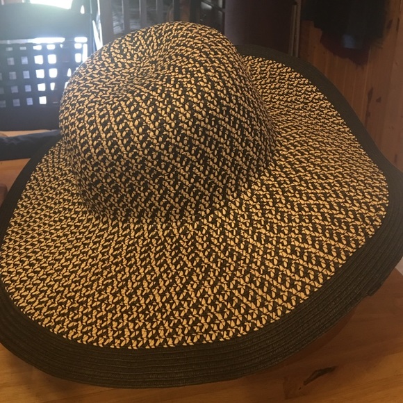 Ladies hat - Picture 2 of 2