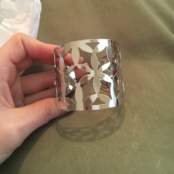 Silver flower cuff! - Picture 2 of 4