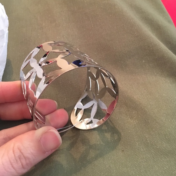 Silver flower cuff! - Picture 3 of 4