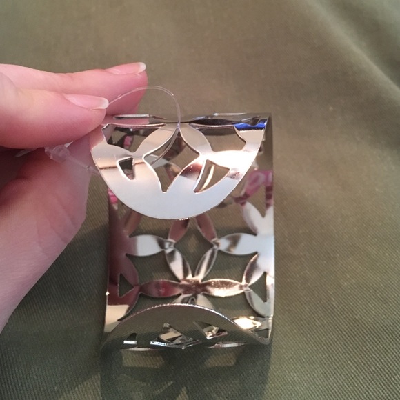 Silver flower cuff! - Picture 4 of 4