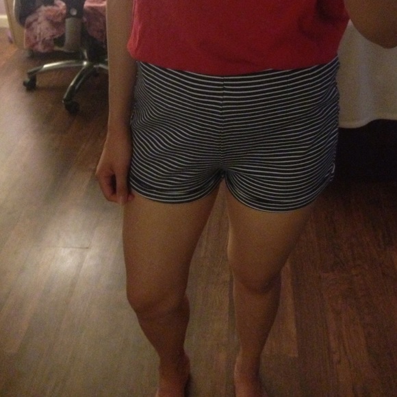 ❗️SOLD❗️Striped high waisted shorts - Picture 2 of 3