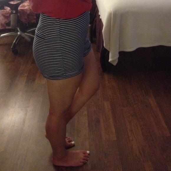 ❗️SOLD❗️Striped high waisted shorts - Picture 3 of 3