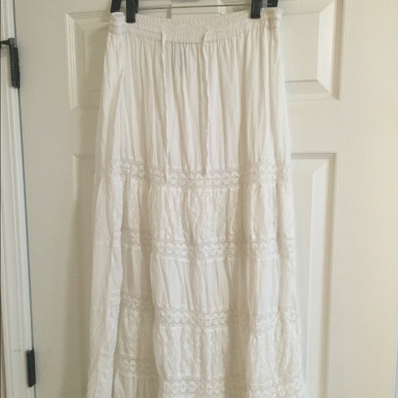 Cotton and lace white tiered skirt.