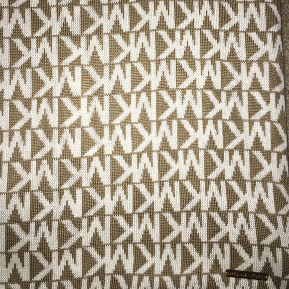 🎉🎉 SALE - Michael Kors Thick Camel Logo Scarf