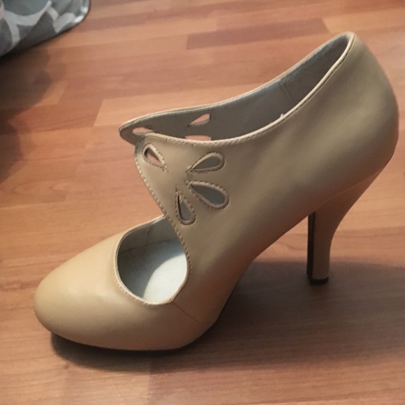 Tan heels - Picture 3 of 4
