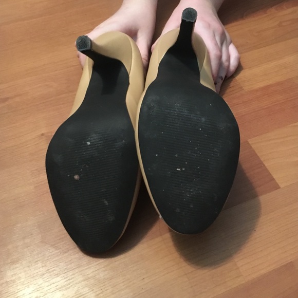 Tan heels - Picture 4 of 4