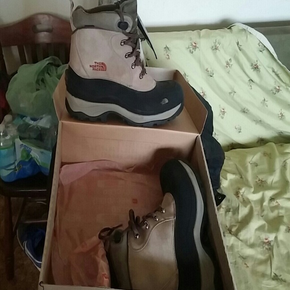Mens Like new North Face snow boots