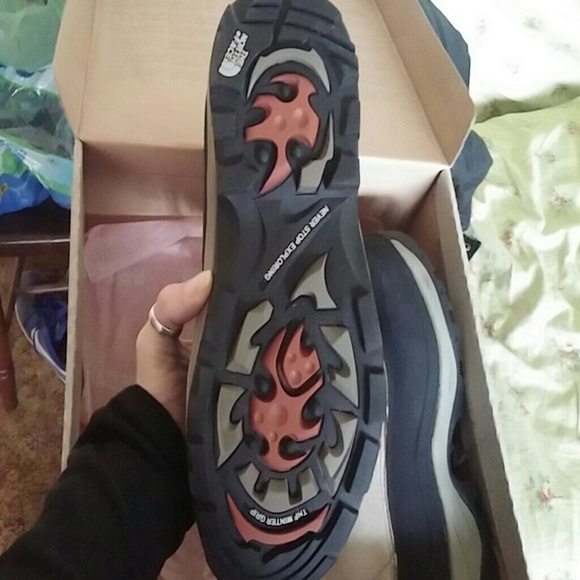 Mens Like new North Face snow boots