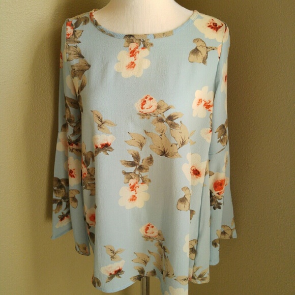 Medium left! Light blue bell sleeved floral top - Picture 3 of 4