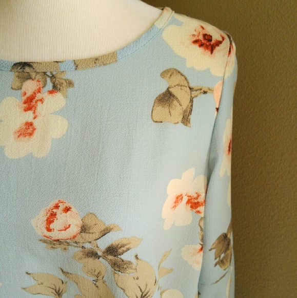 Medium left! Light blue bell sleeved floral top - Picture 4 of 4