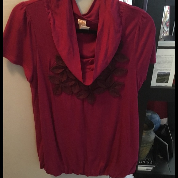 Short sleeve tunic with felt flowered front