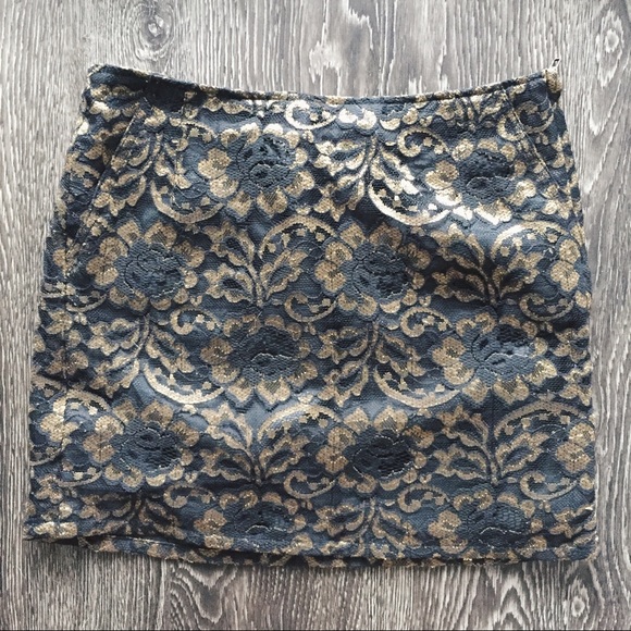 NWT black and gold lace HM skirt. Size 0-2