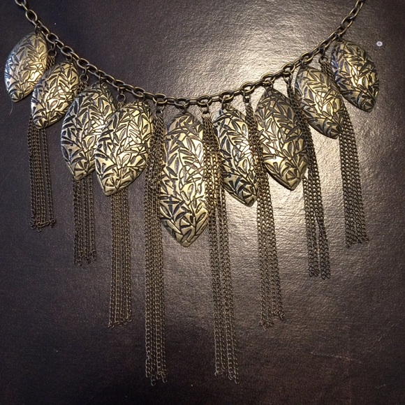 Leaf and tasseled necklace - Picture 2 of 3