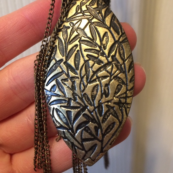 Leaf and tasseled necklace - Picture 3 of 3