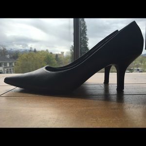 Pointed toe low heels