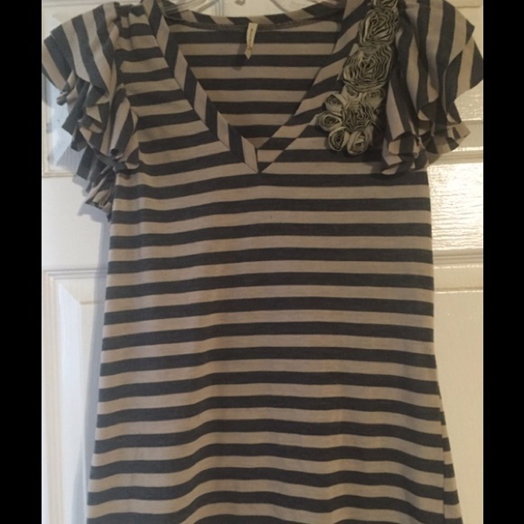 Striped shirt with gathered flowers