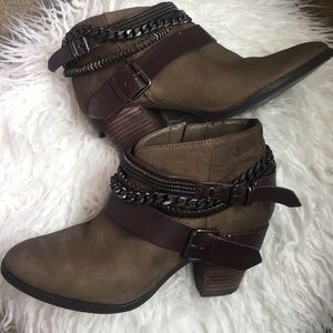 dolce Vita Yasmin chain bootie 7.5 olive