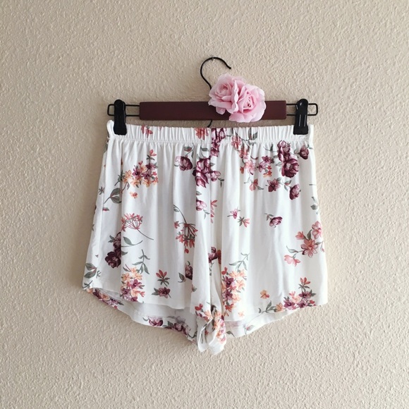 💌SOLD💌 Brandy Melville Floral Remi Shorts - Picture 2 of 3